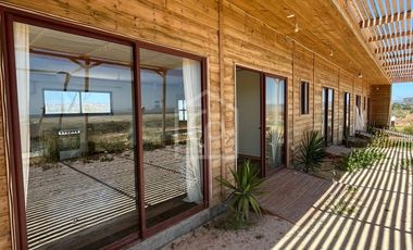 ARRIENDO CASA 4D/2B, AÑO CORRIDO, SEMIAMOBLADA Y CON PISCINA FRENTE A LA PLAYA