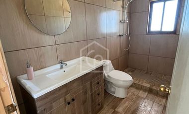 ARRIENDO CASA 4D/2B, AÑO CORRIDO, SEMIAMOBLADA Y CON PISCINA FRENTE A LA PLAYA