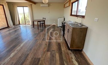 ARRIENDO CASA 4D/2B, AÑO CORRIDO, SEMIAMOBLADA Y CON PISCINA FRENTE A LA PLAYA