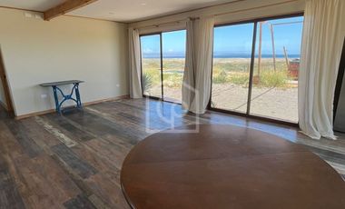 ARRIENDO CASA 4D/2B, AÑO CORRIDO, SEMIAMOBLADA Y CON PISCINA FRENTE A LA PLAYA