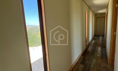 ARRIENDO CASA 4D/2B, AÑO CORRIDO, SEMIAMOBLADA Y CON PISCINA FRENTE A LA PLAYA