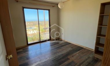 ARRIENDO CASA 4D/2B, AÑO CORRIDO, SEMIAMOBLADA Y CON PISCINA FRENTE A LA PLAYA