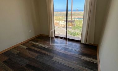 ARRIENDO CASA 4D/2B, AÑO CORRIDO, SEMIAMOBLADA Y CON PISCINA FRENTE A LA PLAYA