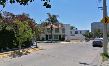 Casa con Terreno Ampliado en Privada – Excelente Plusvalía cerca de Altacia