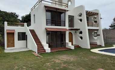EN VENTA PROPIEDAD CON 2 HERMOSAS CASAS AMOBLADAS EN SAN CLEMENTE-MANABI, PARA INVERSION