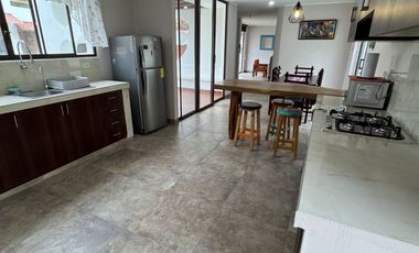 EN VENTA PROPIEDAD CON 2 HERMOSAS CASAS AMOBLADAS EN SAN CLEMENTE-MANABI, PARA INVERSION