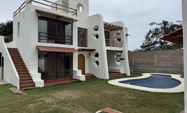 EN VENTA PROPIEDAD CON 2 HERMOSAS CASAS AMOBLADAS EN SAN CLEMENTE-MANABI, PARA INVERSION