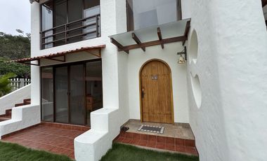 EN VENTA PROPIEDAD CON 2 HERMOSAS CASAS AMOBLADAS EN SAN CLEMENTE-MANABI, PARA INVERSION