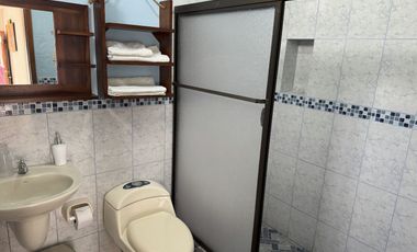 EN VENTA PROPIEDAD CON 2 HERMOSAS CASAS AMOBLADAS EN SAN CLEMENTE-MANABI, PARA INVERSION