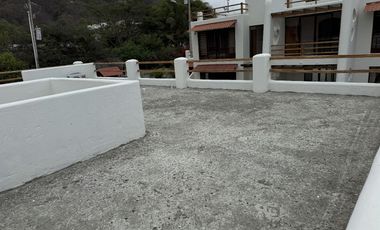 EN VENTA PROPIEDAD CON 2 HERMOSAS CASAS AMOBLADAS EN SAN CLEMENTE-MANABI, PARA INVERSION