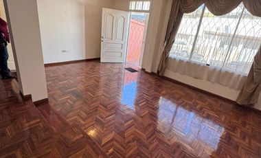 Vendo Casa en las Dalias - Los Pinos en ciudad de Riobamba