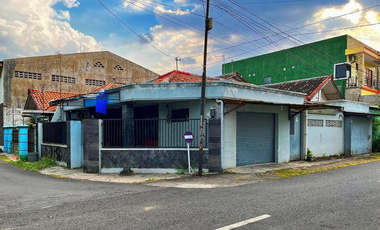 rumah sewa banyuanyar strategis akses jalan lebar cocok hunian atau kantor