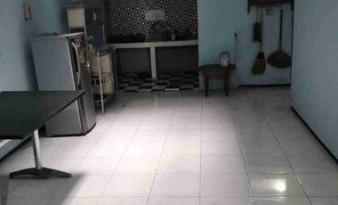 rumah sewa banyuanyar strategis akses jalan lebar cocok hunian atau kantor