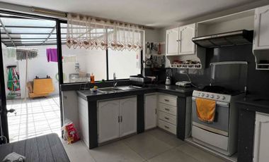 casa en venta con local y departamento sector. MONAY totoracocha