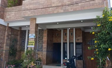 Di Jual Rumah dua lantai Full batu alam di kota Blitar