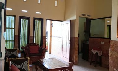 Di Jual Rumah dua lantai Full batu alam di kota Blitar
