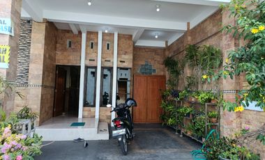 Di Jual Rumah dua lantai Full batu alam di kota Blitar