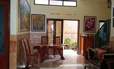 Di Jual Rumah dua lantai Full batu alam di kota Blitar