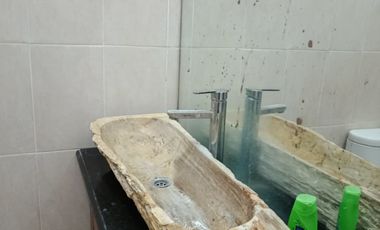 Di Jual Rumah dua lantai Full batu alam di kota Blitar