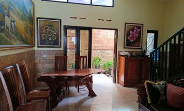 Di Jual Rumah dua lantai Full batu alam di kota Blitar