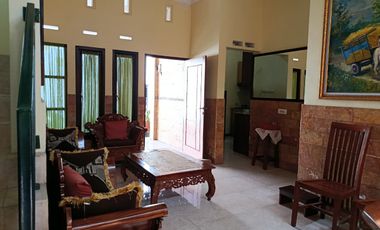 Di Jual Rumah dua lantai Full batu alam di kota Blitar