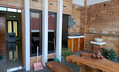 Di Jual Rumah dua lantai Full batu alam di kota Blitar