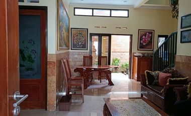 Di Jual Rumah dua lantai Full batu alam di kota Blitar