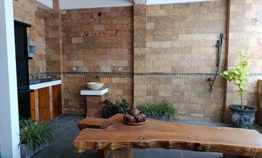 Di Jual Rumah dua lantai Full batu alam di kota Blitar