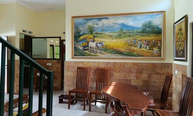 Di Jual Rumah dua lantai Full batu alam di kota Blitar