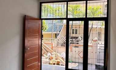 Rumah Pluit luas 10x20 m, kosong rapi parkiran luas