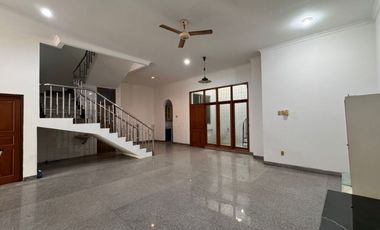 Rumah Pluit luas 10x20 m, kosong rapi parkiran luas