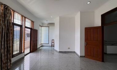 Rumah Pluit luas 10x20 m, kosong rapi parkiran luas