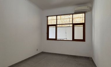 Rumah Pluit luas 10x20 m, kosong rapi parkiran luas