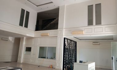Disewakan  Gedung Ruko Green Village 3 Unit Gandeng ( 1hoek, 2 badan ) Cipondoh Tangerang