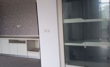 Disewakan  Gedung Ruko Green Village 3 Unit Gandeng ( 1hoek, 2 badan ) Cipondoh Tangerang