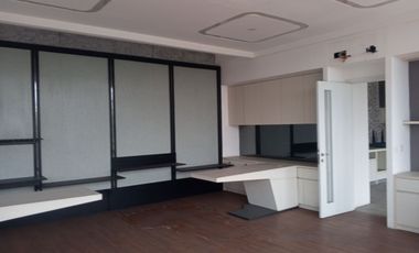 Disewakan  Gedung Ruko Green Village 3 Unit Gandeng ( 1hoek, 2 badan ) Cipondoh Tangerang