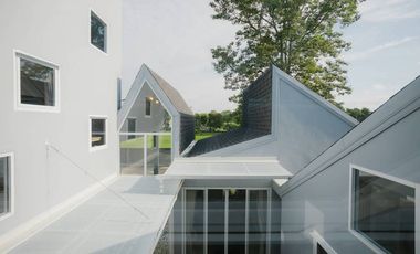 For Sale Modern Europe Pool Villa in Private community near Ruamchok plaza and Central Festival. Not far from Prep International and NIS International