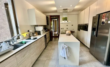 Departamento En Venta En Golf De Manquehue Con Jardín