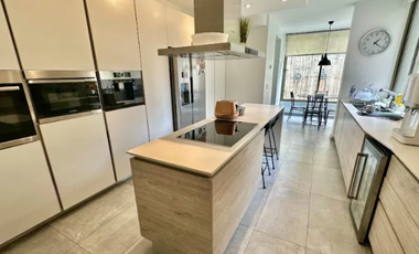 Departamento En Venta En Golf De Manquehue Con Jardín