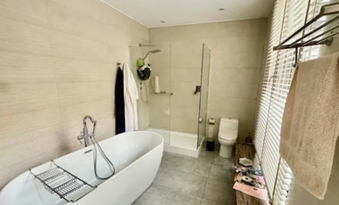 Departamento En Venta En Golf De Manquehue Con Jardín