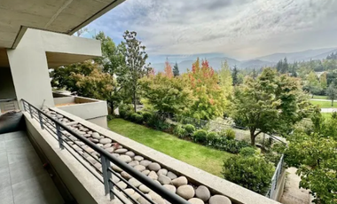 Departamento En Venta En Golf De Manquehue Con Jardín