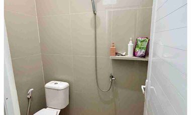 DIJUAL TANPA BASA-BASI RUMAH KOMERSIL 2 LANTAI DIPERUMAHAN VILLA KEDAMAIAN ASRI MANDIRI