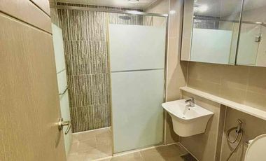 ₱𝟔.𝟓𝐌 𝐅𝐨𝐫 𝐒𝐚𝐥𝐞: 𝐅𝐮𝐥𝐥𝐲-𝐅𝐮𝐫𝐧𝐢𝐬𝐡𝐞𝐝 𝟐-𝐁𝐞𝐝𝐫𝐨𝐨𝐦 𝐂𝐨𝐧𝐝𝐨 𝐰𝐢𝐭𝐡 𝐇𝐢𝐥𝐭𝐨𝐧 𝐋𝐚𝐤𝐞 𝐕𝐢𝐞𝐰 𝐢𝐧 𝐌𝐨𝐧𝐭𝐞𝐫𝐫𝐚𝐜𝐞 𝐋𝐚𝐤𝐞, 𝐂𝐥𝐚𝐫𝐤