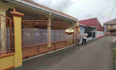 Disewakan Rumah berhalaman luas di pusat kota Cirebon cocok buat Kantor