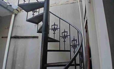 DISEWAKAN RUMAH POSISI HOOK DI SEKTOR 5, DEKAT STAN BINTARO JAYA