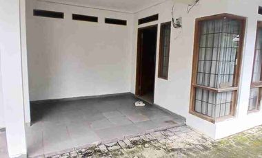 DISEWAKAN RUMAH POSISI HOOK DI SEKTOR 5, DEKAT STAN BINTARO JAYA