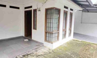 DISEWAKAN RUMAH POSISI HOOK DI SEKTOR 5, DEKAT STAN BINTARO JAYA