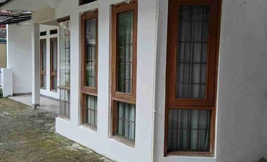 DISEWAKAN RUMAH POSISI HOOK DI SEKTOR 5, DEKAT STAN BINTARO JAYA