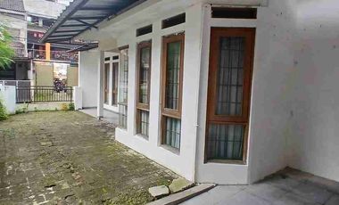 DISEWAKAN RUMAH POSISI HOOK DI SEKTOR 5, DEKAT STAN BINTARO JAYA