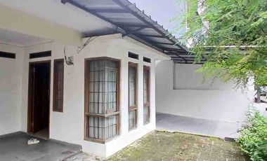 DISEWAKAN RUMAH POSISI HOOK DI SEKTOR 5, DEKAT STAN BINTARO JAYA